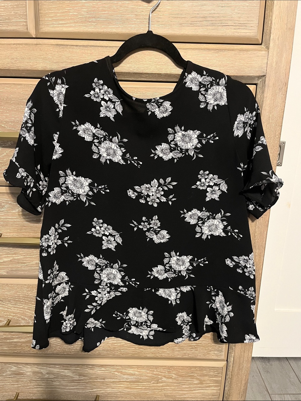 Black Floral Short-Sleeve Ruffle-Hem Blouse Size M